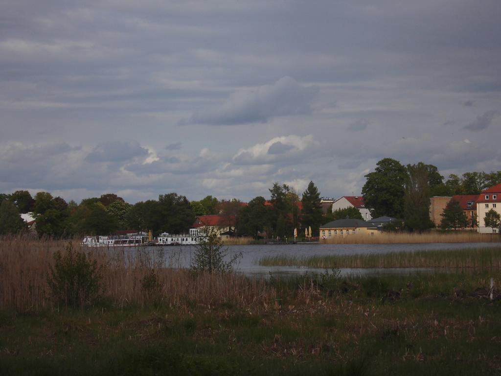 Schlossparkferienwohnungen Rheinsberg Mit Garten Exterior foto