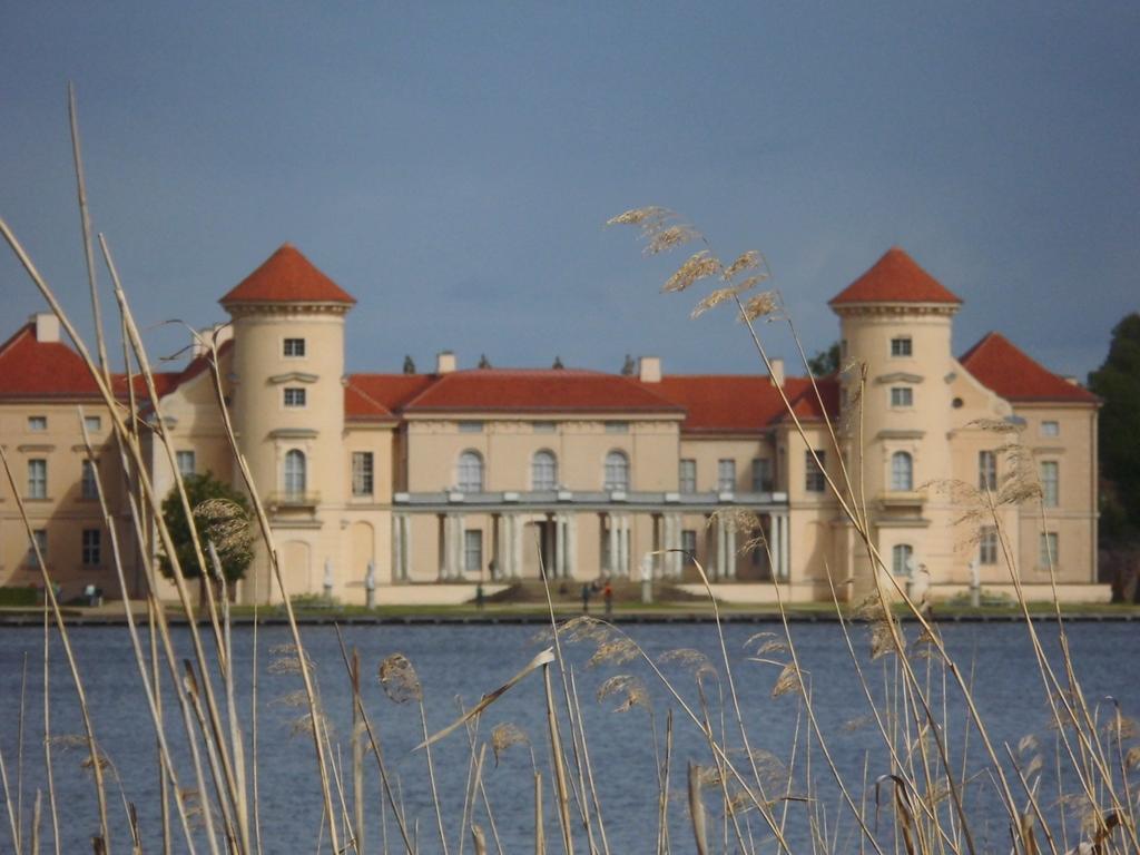 Schlossparkferienwohnungen Rheinsberg Mit Garten Exterior foto
