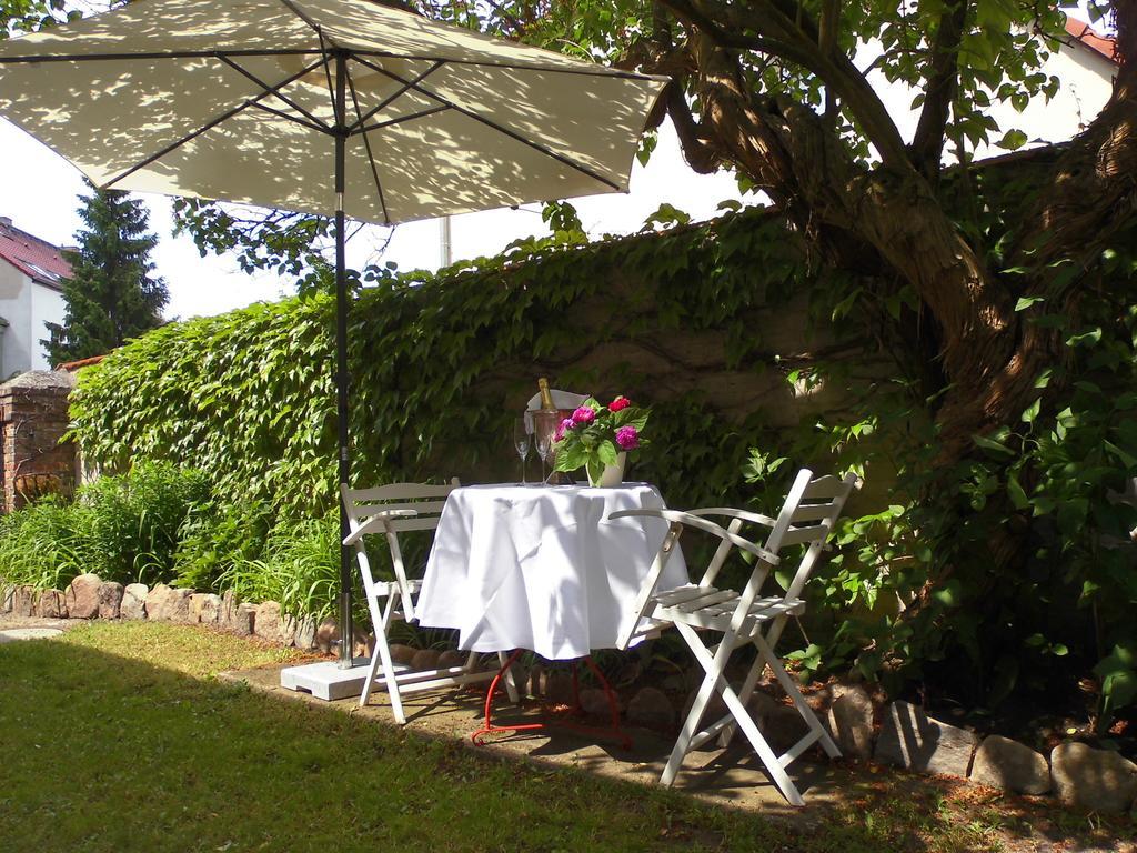 Schlossparkferienwohnungen Rheinsberg Mit Garten Exterior foto
